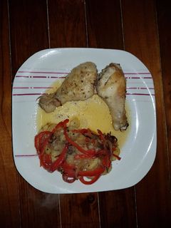 Una foto de Jamoncitos de pollo a la provenzal con guarnición
