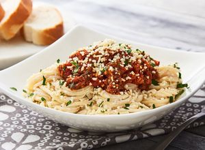 Una foto de Espagueti con Chorizo y Carne de Res Molida