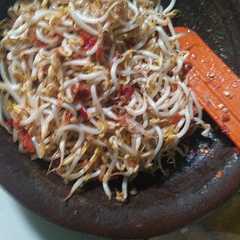 A picture of Sambel toge.
