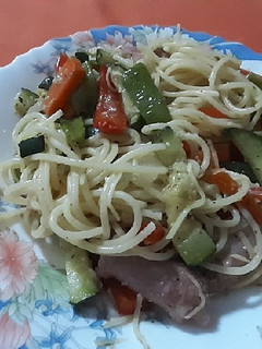 Una foto de Espaguetis con salchichas frescas y verduras