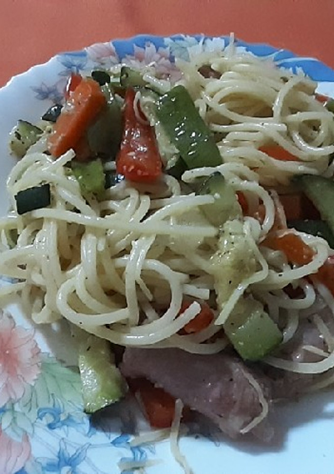 Una foto de Espaguetis con salchichas frescas y verduras