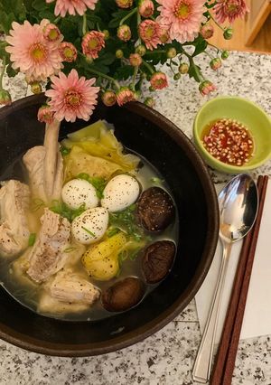 A picture of Wonton Soup with Pork Ribs.