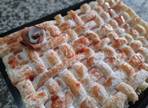 Foto de ♥ Delícia Folhada, Recheada com Chantilly com Groselha - Bolo de Aniversário p/ a Sogra ♥