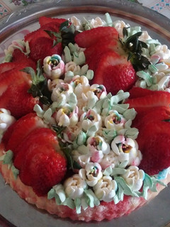 Una foto de Torta húmeda con Salsa de Frutillas, ideal para festejar