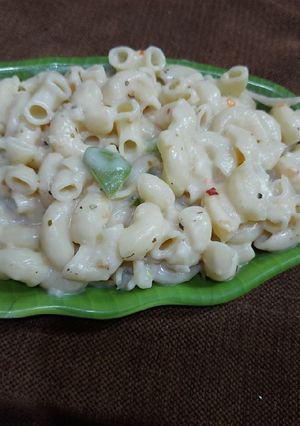 A picture of Pasta with white sauce.