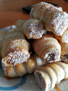 Una foto de Cañoncitos rellenos de dulce de leche express 😋