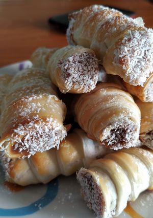 Una foto de Cañoncitos rellenos de dulce de leche express 😋