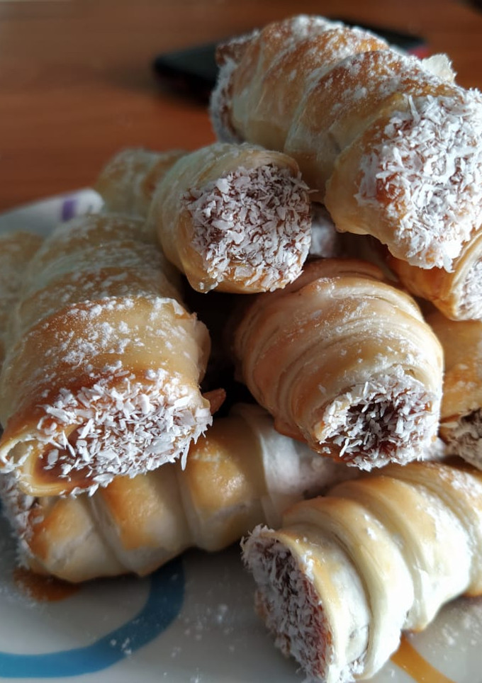 Una foto de Cañoncitos rellenos de dulce de leche express 😋