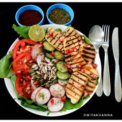 A picture of Grilled Halloumi Salad.