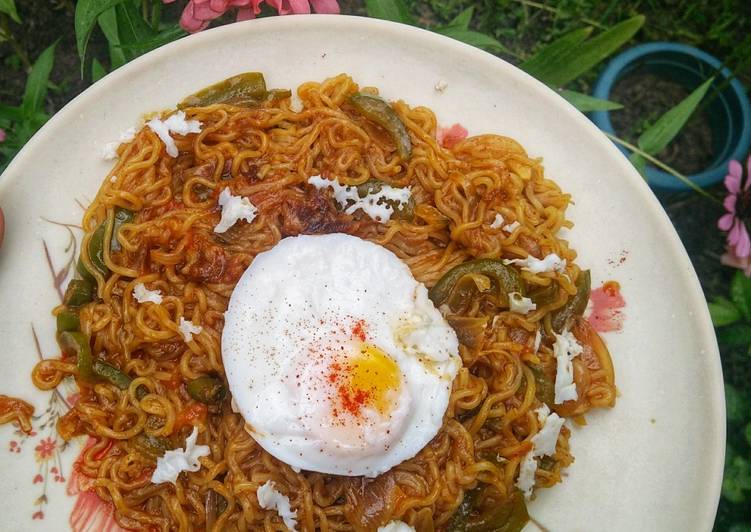 Simple Way to Make Speedy Vegetable Maggi with Poached Egg