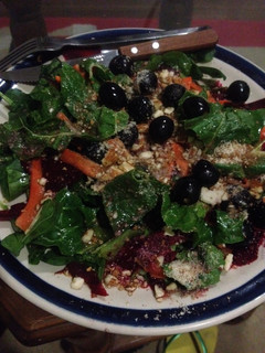 Una foto de Ensalada de espinaca con aderezo de vino tinto