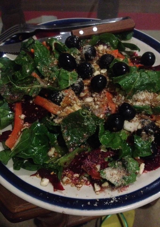 Una foto de Ensalada de espinaca con aderezo de vino tinto