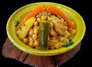 Una foto de Cuscús con pollo y verduras