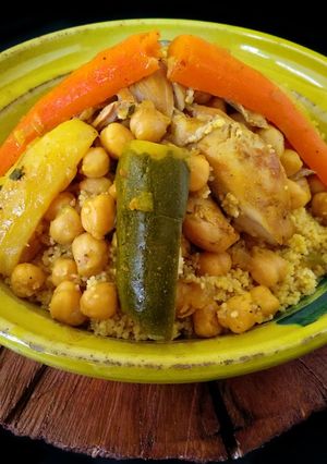 Una foto de Cuscús con pollo y verduras