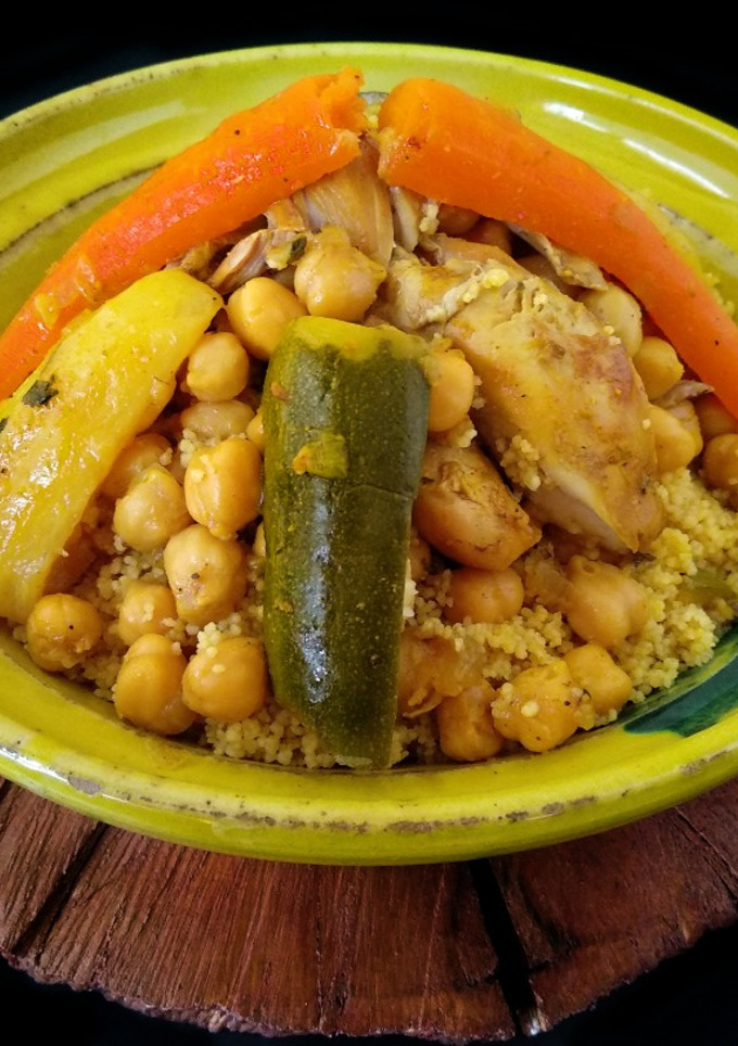 Una foto de Cuscús con pollo y verduras