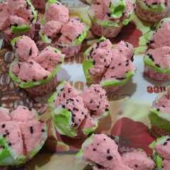 A picture of Bolu kukus semangka all in one.