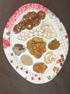 खजूर के लड्डू (khajoor ke ladoo recipe in Hindi) रेसिपी मुख्य फोटो