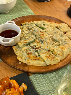 Gambar Korean pancake "pajeon" with leftover vegetables - 파전🇰🇷