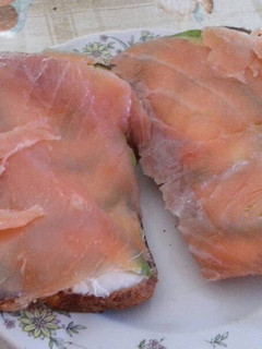 Una foto de Tosta con salmón ahumado