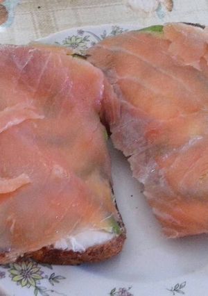 Una foto de Tosta con salmón ahumado