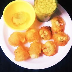 A picture of Aate ke Golgappe with khatti methi Kanji chapata potato masala.
