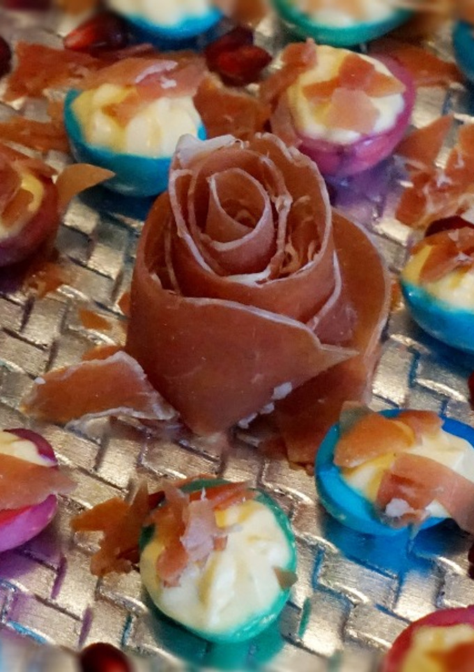 Una foto de Huevos de codorniz rellenos  de crema de manchego y serrano - ¡Son de colores!-