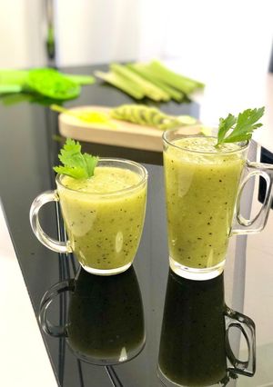 Une photo de Green smoothie pomme - kiwi- céleri