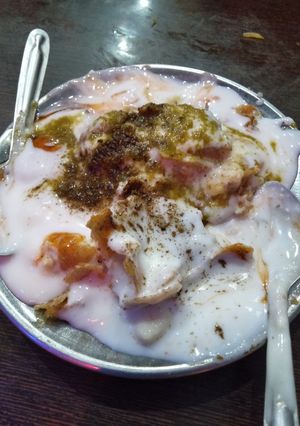 A picture of Dahi bhalla chat.