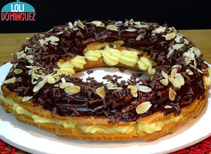 Foto principal de Corona de pasta choux rellena de crema pastelera y chocolate. Especial navidad