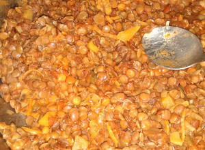 Una foto de Lentejas con arroz blanco almuerzo muy saludable