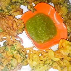 A picture of Pyaz palak ke pakoray 😋.