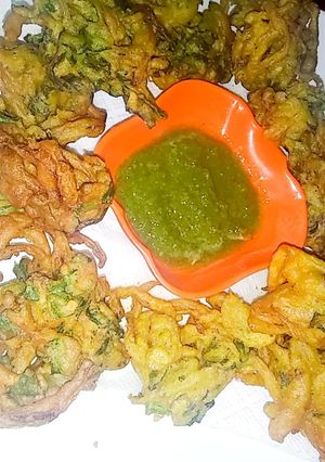 A picture of Pyaz palak ke pakoray 😋.