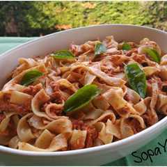 Una foto de Pasta al pesto rojo
