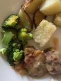 Main course rumahan : steak, sauce mushroom, brocoli, potato wedges