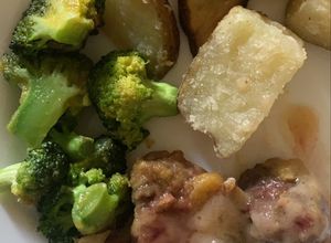 Foto resep Main course rumahan : steak, sauce mushroom, brocoli, potato wedges