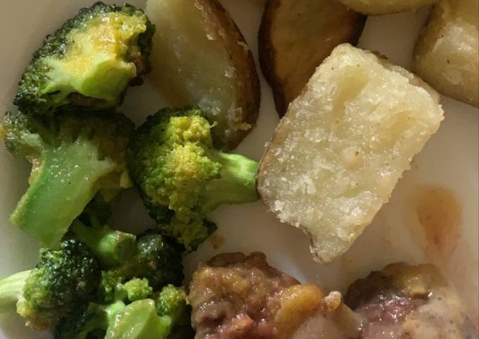Cara bikin Main course rumahan : steak, sauce mushroom, brocoli, potato wedges Cara bikin Main course rumahan : steak, sauce mushroom, brocoli, potato wedges