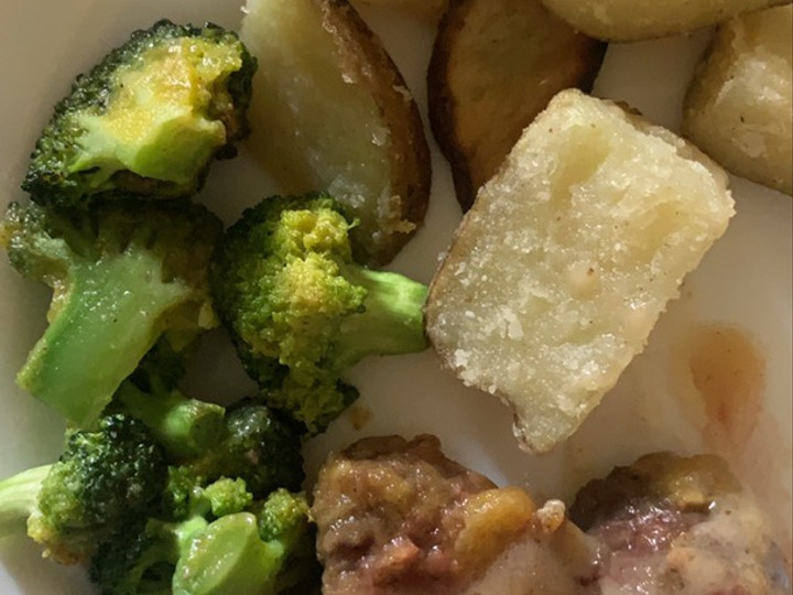 Resep Main course rumahan : steak, sauce mushroom, brocoli, potato wedges, Sempurna