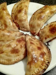 Una foto de Empanadillas de lomo adobado queso jamon york con albahaca orégano