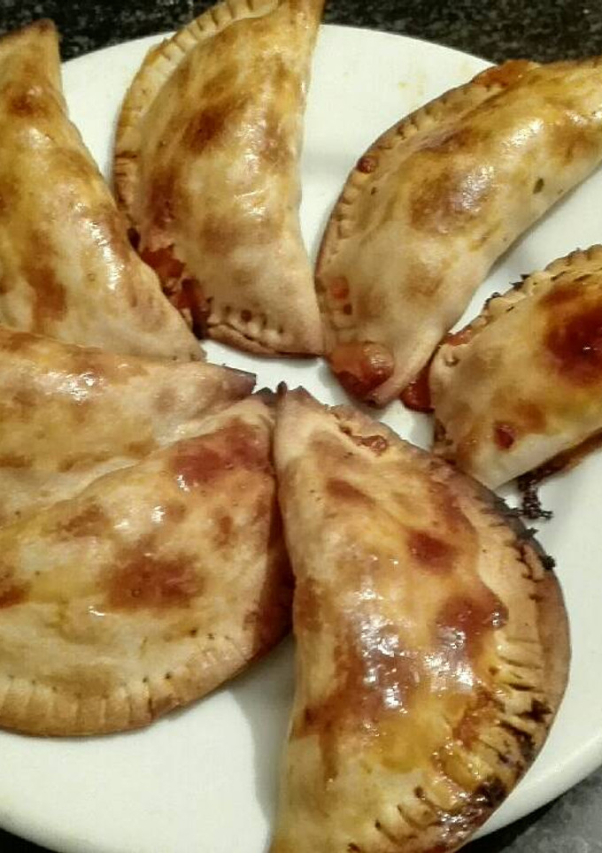 Una foto de Empanadillas de lomo adobado queso jamon york con albahaca orégano