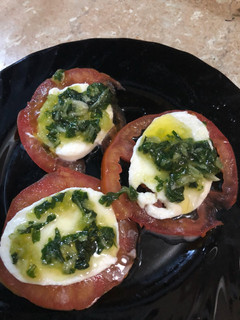 Una foto de Tomates Caprese