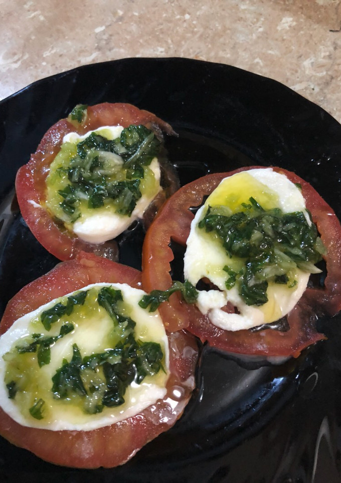 Una foto de Tomates Caprese