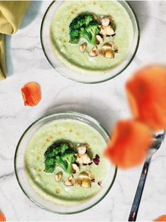 Une photo de Crème de brocoli à l’huile de noisette
