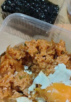รูปของ ข้าวผัดกิมจิ:สะโพกไก่หั่นชิ้น