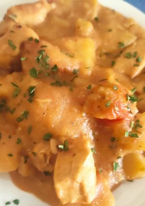 Una foto de Pechugas de Pollo con Patatas a la Mantequilla con Leche de Coco, Yakiniku, Humo y Lima