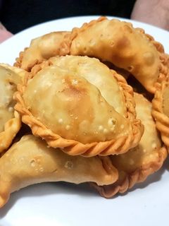 Una foto de Empanadas fritas de osobuco braseado y masa casera
