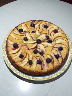 Una foto de Pastel de manzana y arándanos