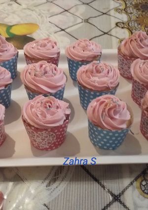 A picture of Vanilla cupcakes with butter frosting.