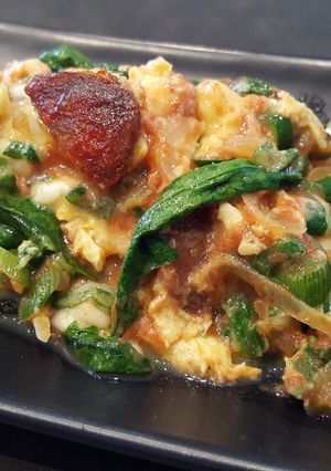 Une photo de Œufs brouillés aux légumes et chorizo