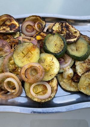 Une photo de Courgettes rondes et oignon rouge au pesto