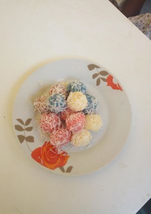A picture of Coconut ladoo(laddu).